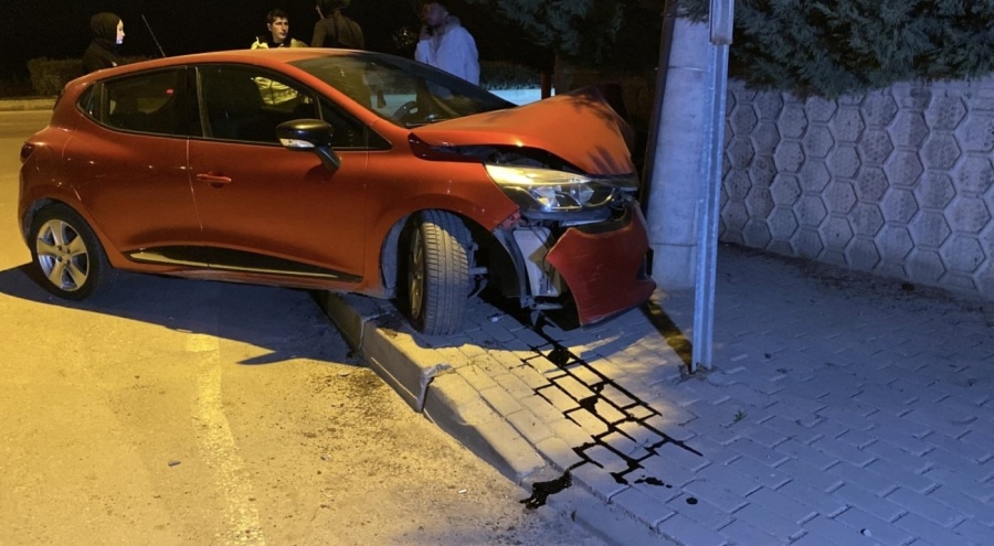 Bursa'da kontrolden çıkan otomobil beton direğe çarptı