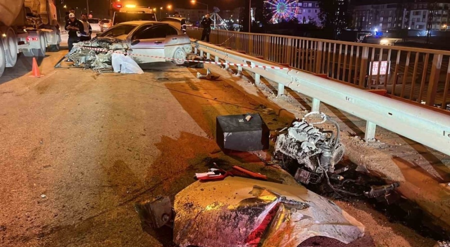 Bariyere çarpan otomobil hurdaya döndü: Sürücü ağır yaralandı