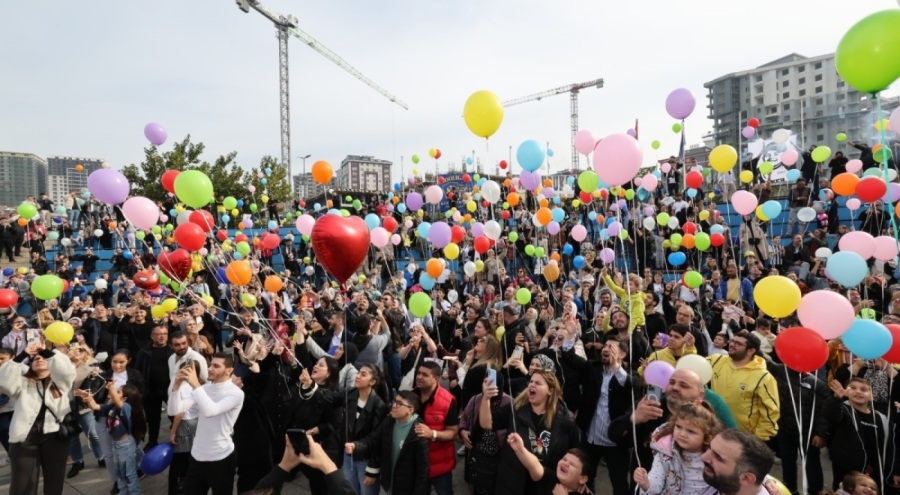 Minik Efe'nin lösemi zaferi gökyüzüne binlerce balon bırakılarak kutlandı