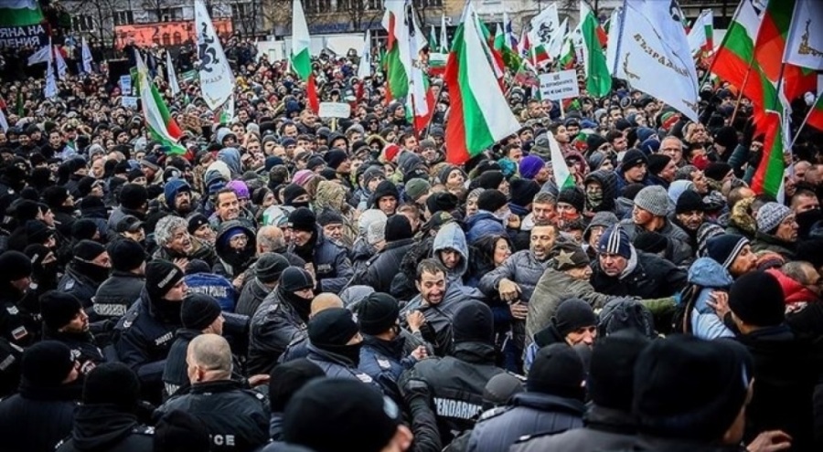 Bulgaristan'da euro gerilimi: Protestocular jandarmayla çatıştı