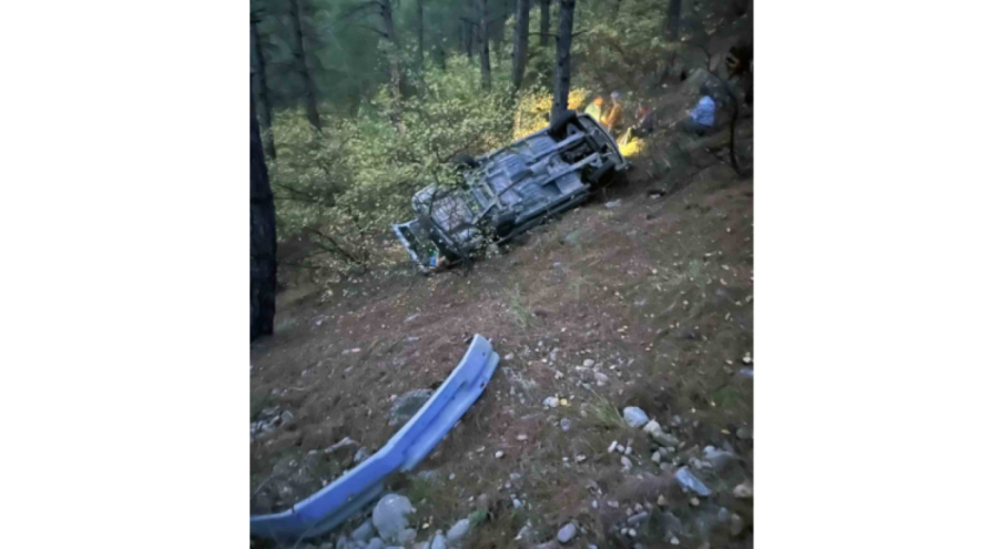 Uçuruma yuvarlanan araçtaki kişiyi ekipler kurtardı
