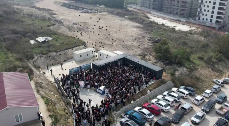 Bursa'da mağdurlar gökyüzüne siyah balon bıraktı