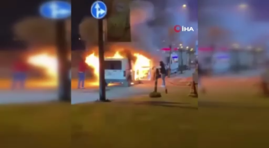 İstanbul'da hafif ticari araç alev alev yandı