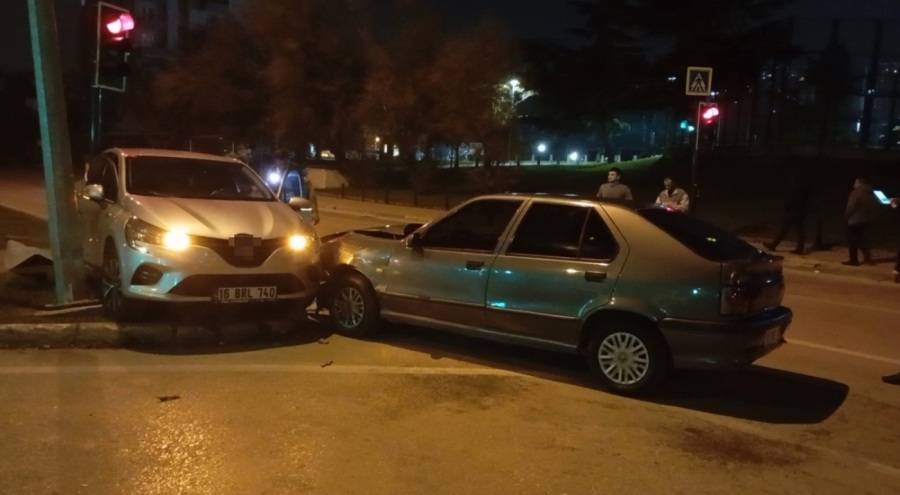 Bursa'da kaza yapan otomobil refüje çarptı!