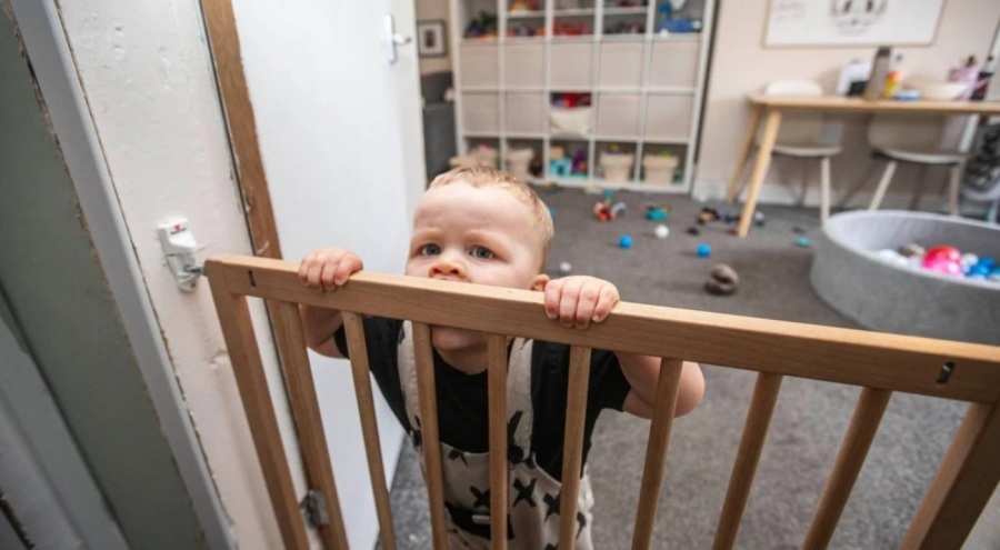 Pika hastalığına sahip 21 aylık bebek kumdan mobilyaya her şeyi yiyor!