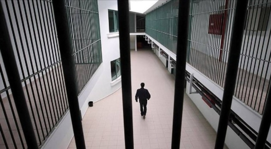 Cezaevinde 4 yaşındaki kızını duvara fırlattı