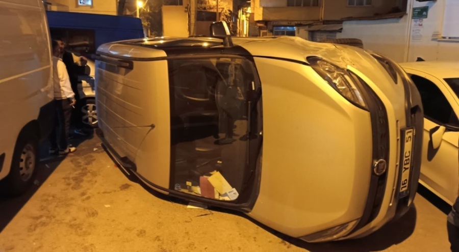 Bursa'da kontrolden çıkan otomobil yan döndü: 1 yaralı