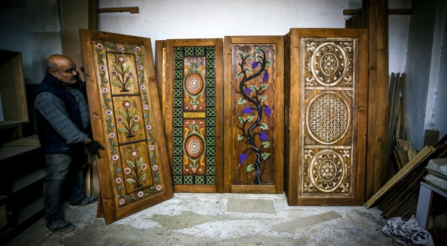 Bursa'da ahşabı sanat eserine dönüştürdü, yurt dışından bile sipariş alıyor