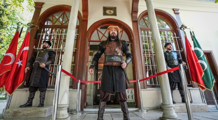 Bursa Osman Gazi Türbesi'nde saygı nöbeti 5 yıldır aralıksız devam ediyor