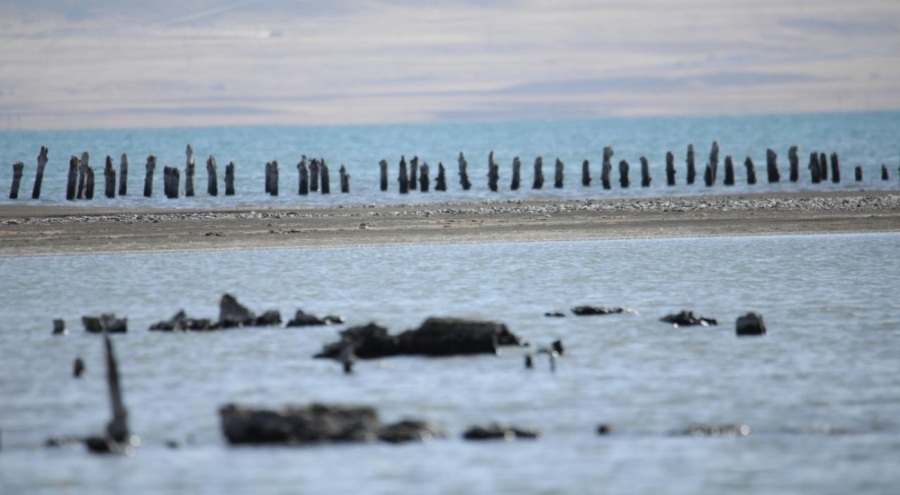 Van Gölü'nün çekilmesiyle asırlık iskelenin ayakları ortaya çıktı