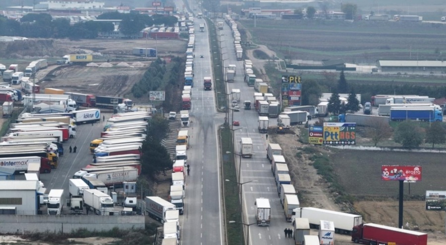 Kapıkule'de çift yönlü 7'şer kilometre tır kuyruğu oluştu