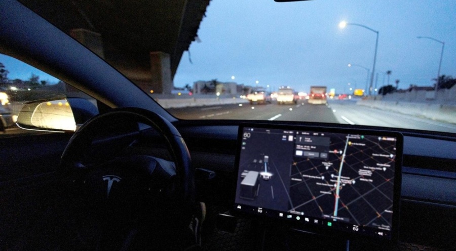 Avustralya'da Tesla'yı vuran gizemli cisim şaşırttı