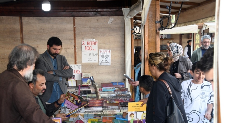 Osmangazi Kitap Fuarı'nda edebiyatseverler bir araya geldi