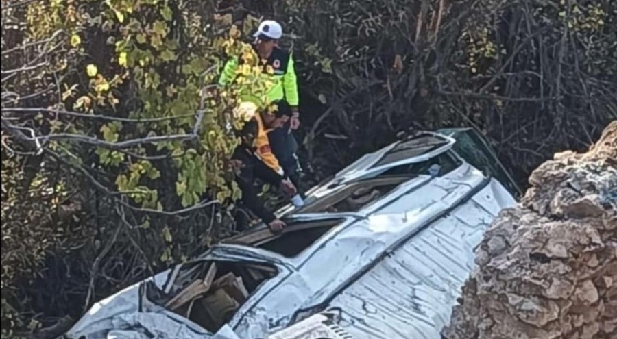 Öğrenci servisi uçuruma yuvarlandı: 14 yaralı