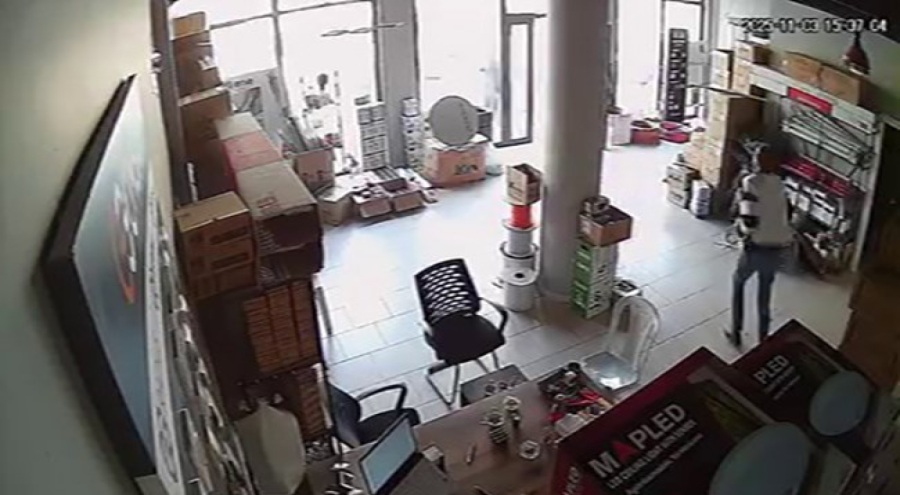 Bursa'da hissedilen deprem anı kamerada