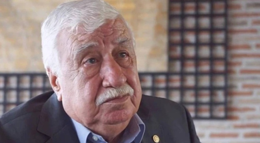 Türk tiyatrosunun efsanesi Usta oyuncu Ahmet Gülhan hayatını kaybetti