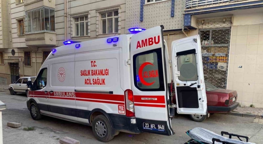 Elazığ'da psikolojik rahatsızlığı olan kadın kendi boğazını kesti