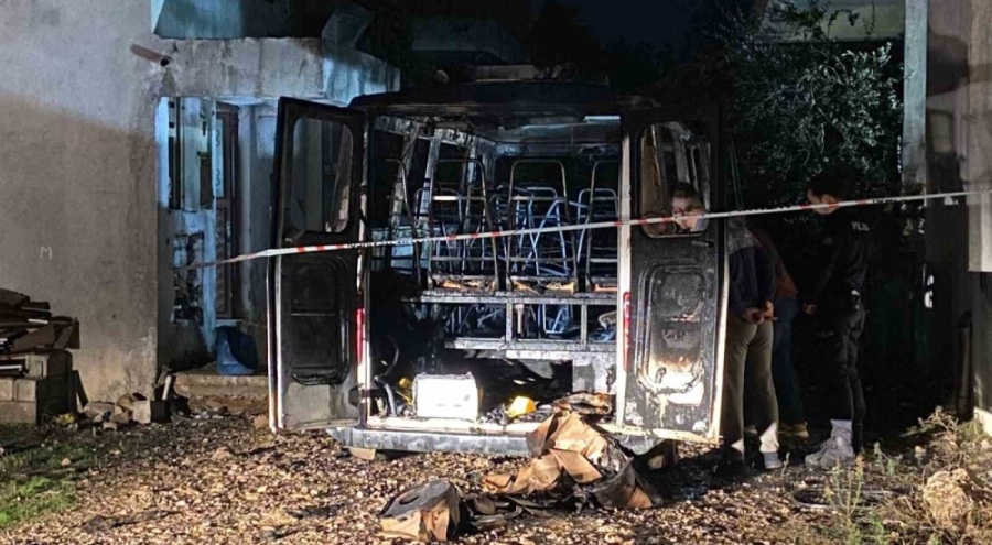 Antalya'da park halindeki minibüs yandı