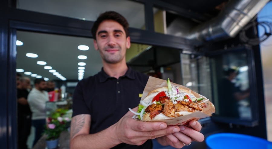 Şampiyonlar Ligi'nde forma giyen Orkan Çınar futbolu bıraktı, Bursa'da dönerci açtı