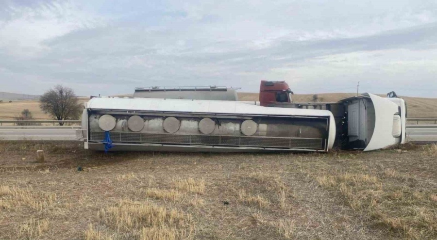 Kırıkkale'de akaryakıt tankeri devrildi: 1 kişi  yaralandı