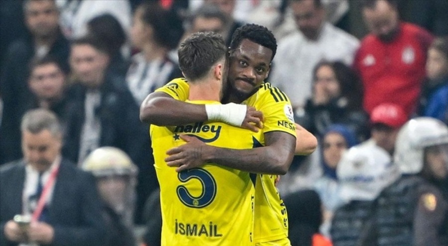 Fenerbahçeli futbolcu Jhon Duran derbide attığı golün sevincini yaşıyor