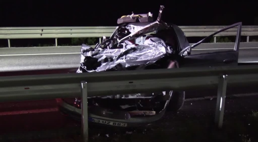 Kütahya 'da tıra çarpan otomobilin sürücüsü öldü