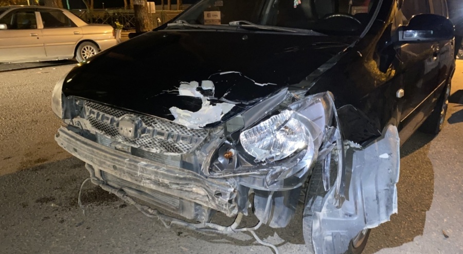 Bursa'da kaza! Motosiklet ile otomobil çarpıştı: 2 genç yaralandı