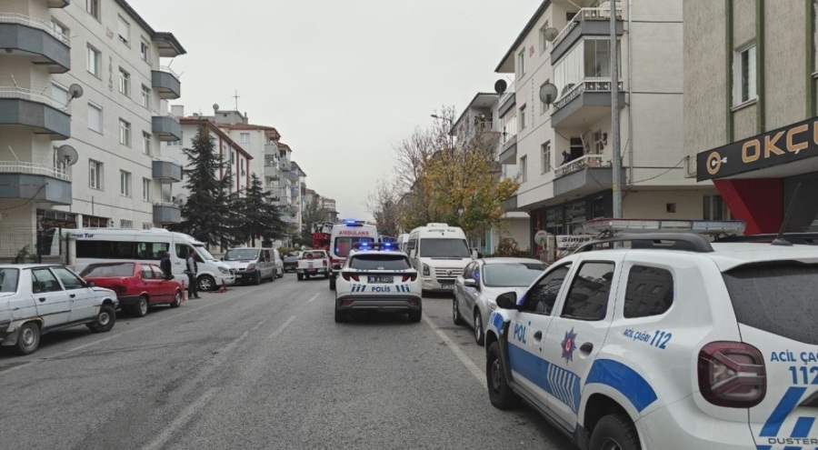 Kendini kilitlediği evini ateşe verdi