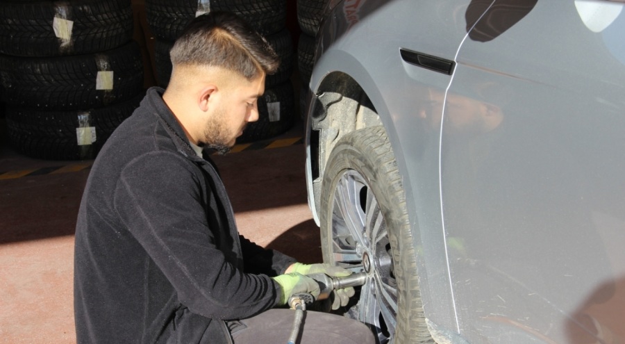 Lastikçilerin 'kış lastiği' mesaisi erken başladı