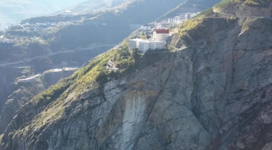 Artvin'de kaya parçası koptu! 600 öğrenci tahliye edildi...