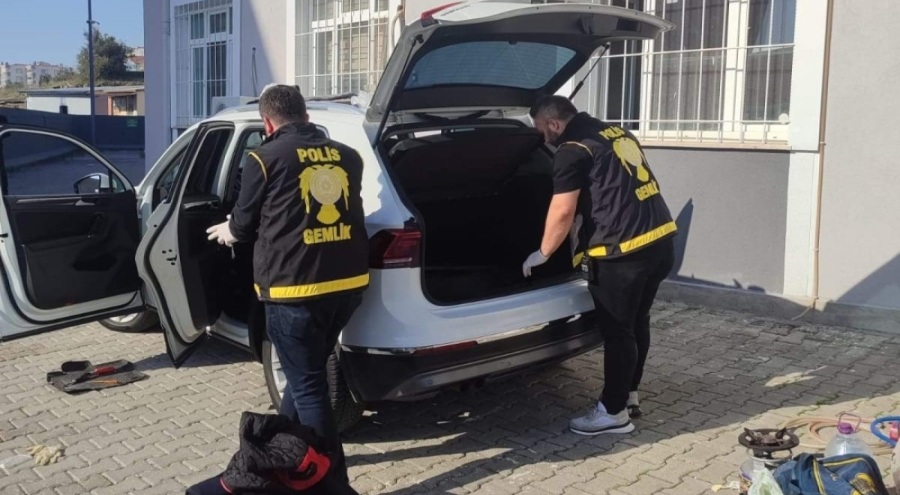 Bursa'da polisin şüphelenerek durduğu araçtan uyuşturucu çıktı