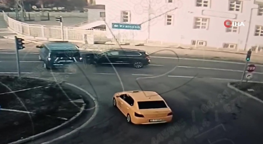 Belediye makam aracı ile jandarma minibüsü çarpıştı: 2 asker yaralandı