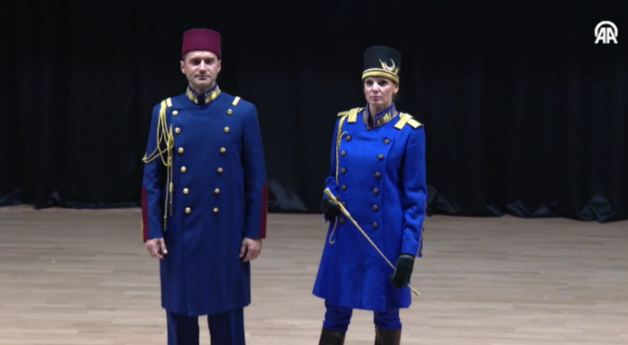 Ankara'da "Atatürk Kıyafetleri" defilesi düzenledi