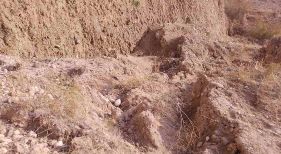 Ankara'da meydana gelen toprak kayması sonrası yol trafiğe kapatıldı