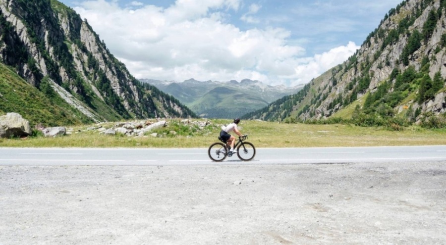 77 yaşındaki bisikletçi, 40 metrelik uçuruma düştü