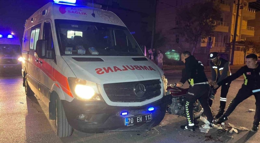 Ambulans motosikletle çarpıştı: 1 yaralı