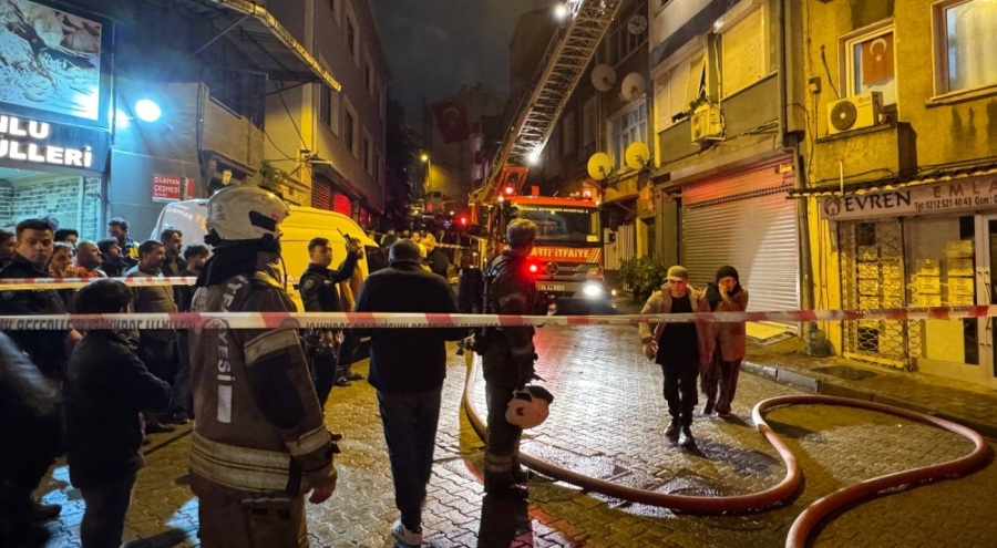 İstanbu'da 3 katlı binanın çatısında çıkan yangın söndürüldü