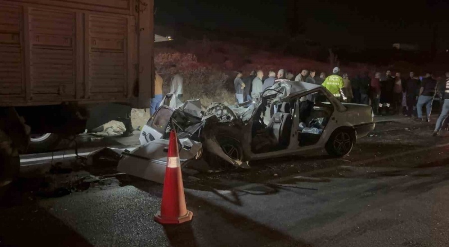 Gaziantep'te otomobil kamyona çarptı: 3 ölü