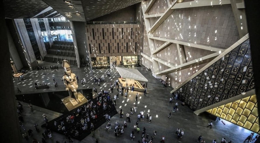 Büyük Mısır Müzesi, ziyaretçilerini zamanda büyüleyici bir yolculuğa çıkarıyor.