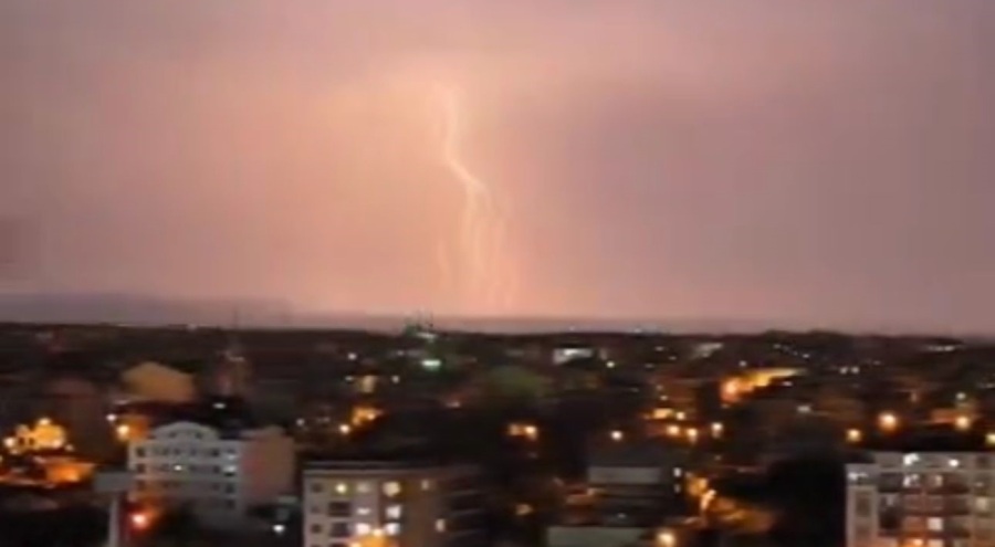 Bursa'da şimşekler geceyi aydınlattı