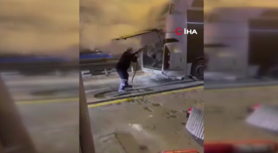 Metrobüste çıkan yangın paniğe neden oldu
