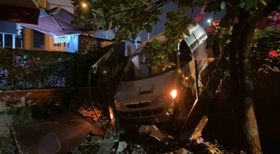 Virajı alamadı evin bahçesine girdi: 1 yaralı