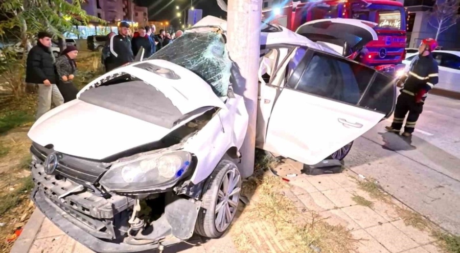 Aksaray'da otomobil direğe saplandı: 2 ağır yaralı