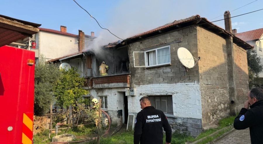 Bursa'da iki katlı evde yangın paniği