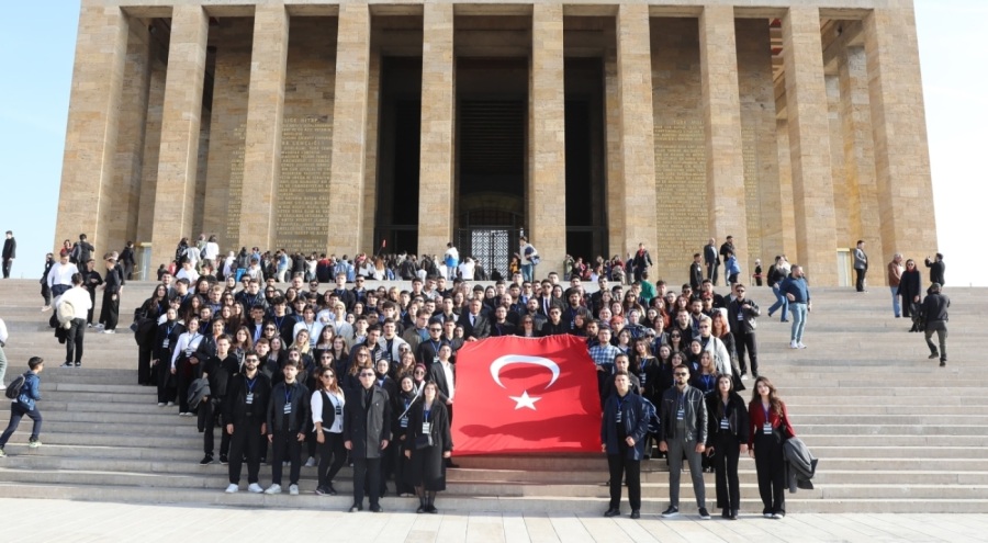 Bursalı gençler Anıtkabir'i ziyaret etti