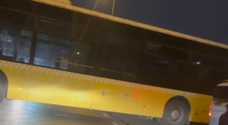 İstanbul'da dönüş yapmak isteyen otobüs yolda sıkıştı