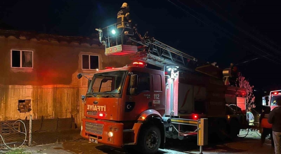 Uşak'ta 2 katlı evin çatısı alev aldı