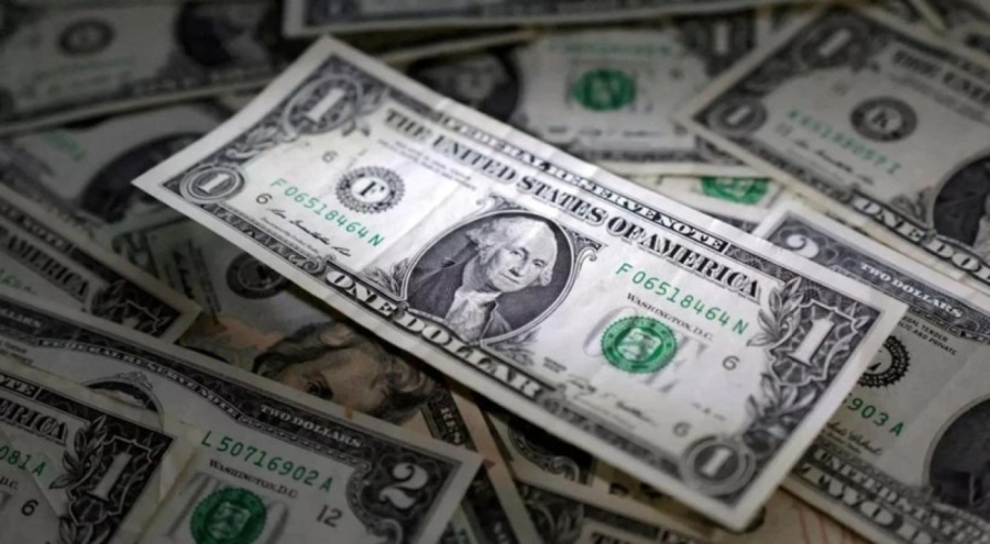 Euro rekor tazeliyor, dolar kritik eşiği aştı