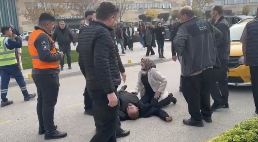 Bursa Şehir Hastanesi önünde korkunç anlar! Eşiyle gelen adamı taksi metrelerce savurdu