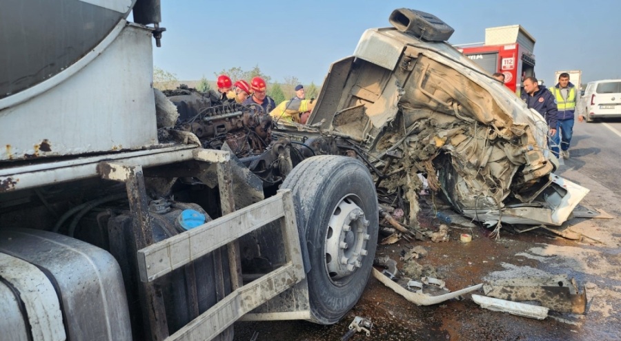 Bursa'da süt tankeri tıra çarptı! 1 yaralı